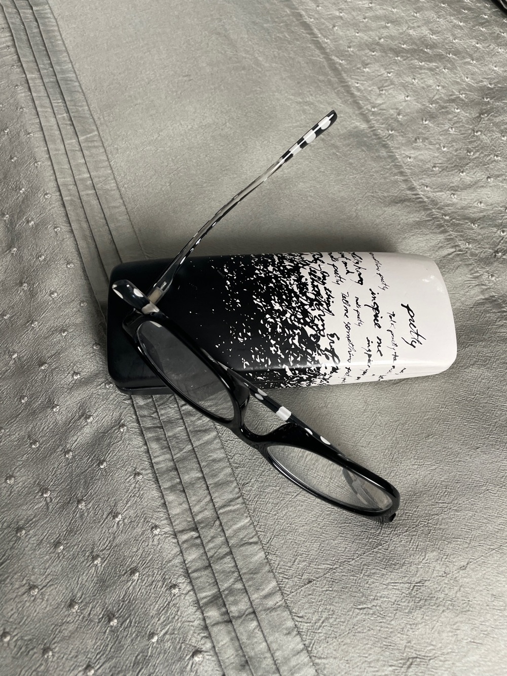 Kensie Eyewear Black & White Patterned Hardshell Glasses Case